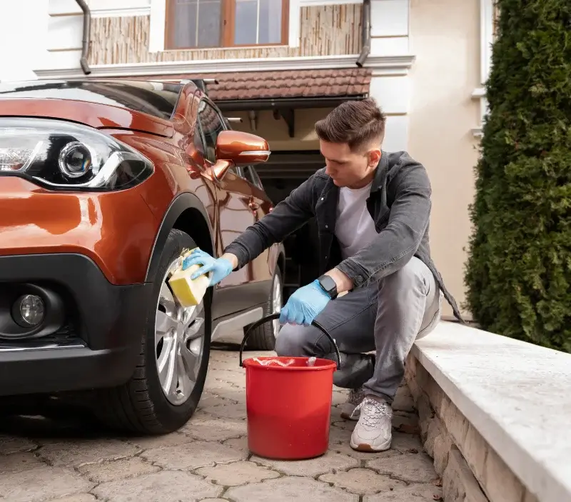 Lavage auto à domicile Longeville-sur-Mer : professionnel intervenant sur un véhicule